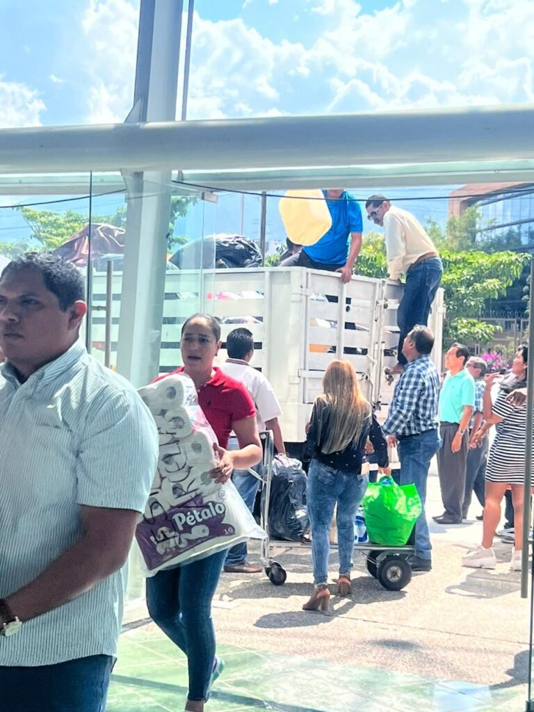 Tres toneladas de víveres, agua y ropa, entregaron este martes los compañeros trabajadores de los Servicios Educativos de la Región Tierra Caliente