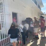 personal de SEFINA #Guerrero continúa apoyando en la preparación y distribución de alimentos a las y los ciudadanos refugiados en la parroquia del Sagrado Corazón de Jesús en Costa Azul