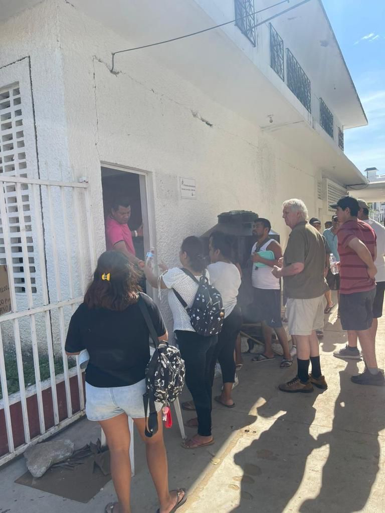 personal de SEFINA #Guerrero continúa apoyando en la preparación y distribución de alimentos a las y los ciudadanos refugiados en la parroquia del Sagrado Corazón de Jesús en Costa Azul