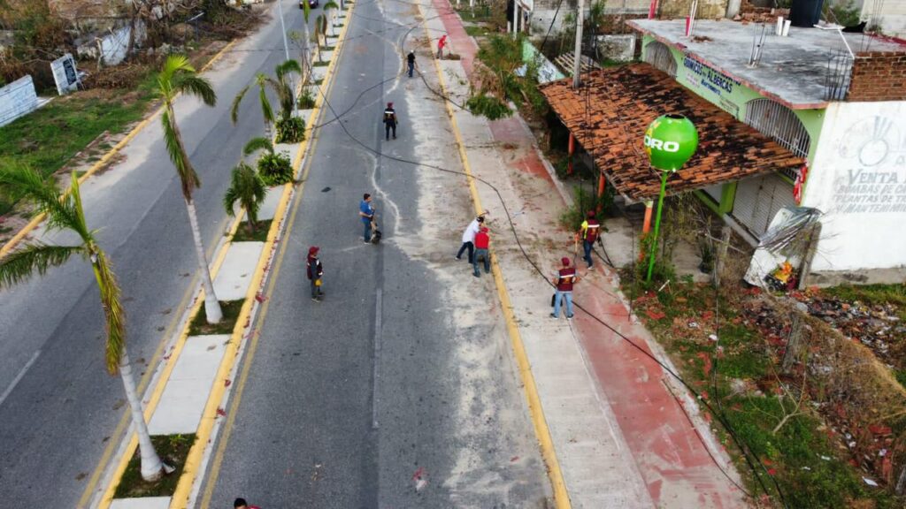 Compañeros del Gobierno de Guerrero entrega de víveres a los habitantes de las localidades la Barra de Coyuca