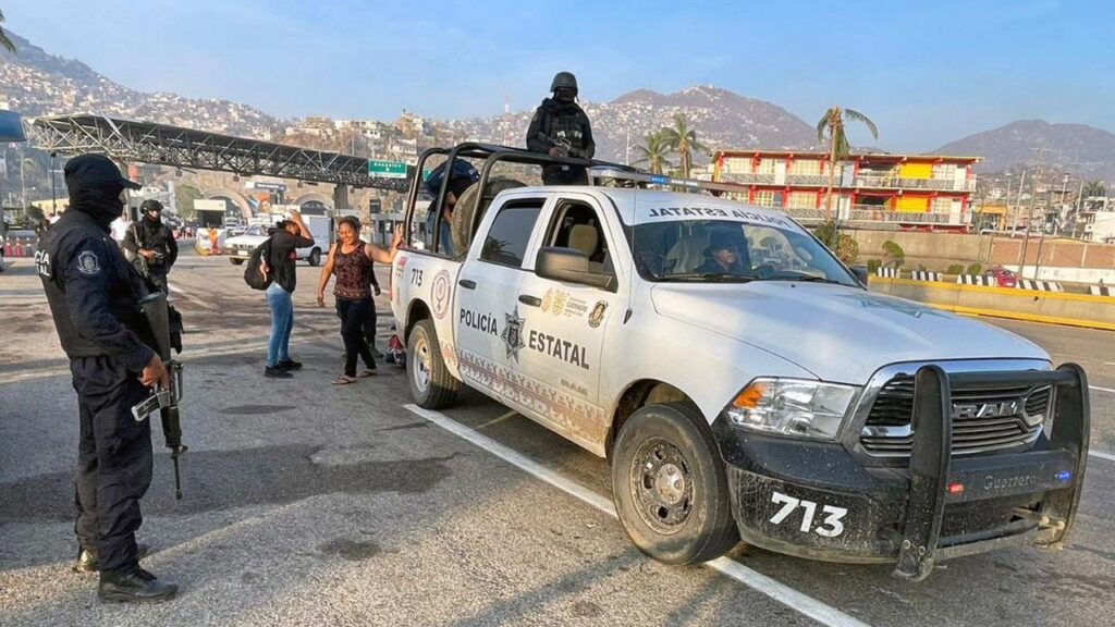 SSP brinda apoyo en el traslado de personas a diversos lugares de Acapulco