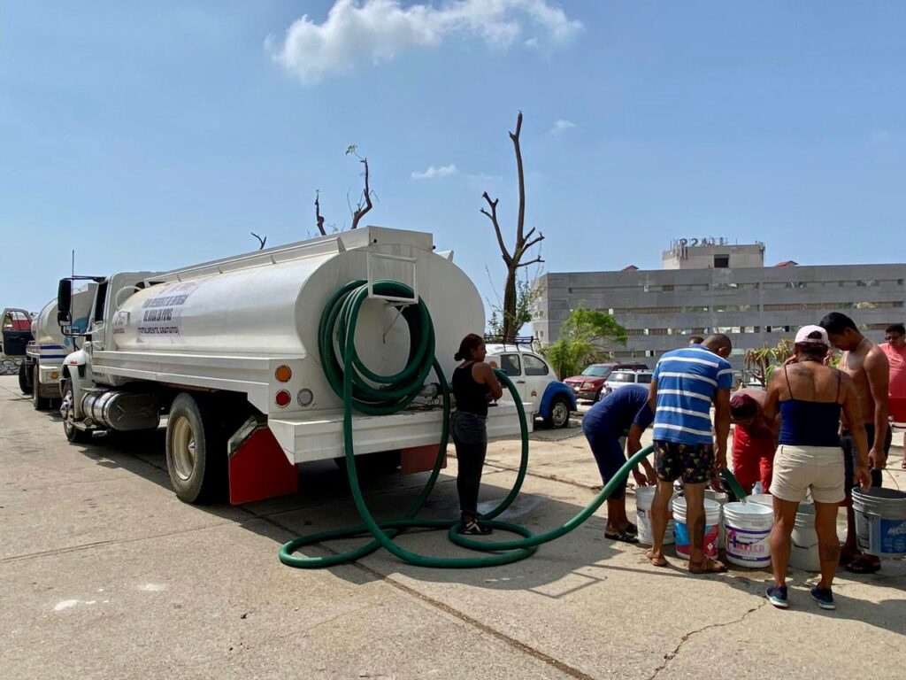 CAPASEG continúa con la entrega agua en pipas en las colonias de Acapulco