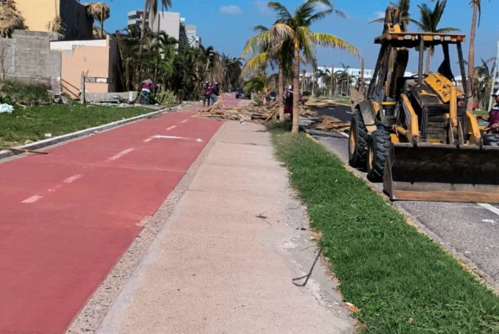 En el bulevar Bonfil de Acapulco personal de Obras Públicas continúan levantando el material vegetativo