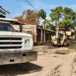 Siguiendo las instrucciones de la Gobernadora Evelyn Salgado Pineda personal del IGIFE continúan con limpieza y retiro escombros en calles de Coyuca de Benítez