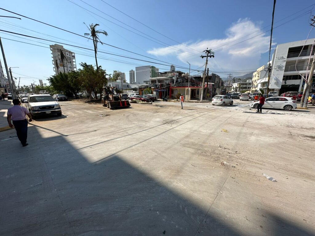 Intensifica Evelyn Salgado recuperación de Acapulco con trabajos de limpieza nocturna y retiro de espectaculares colapsados