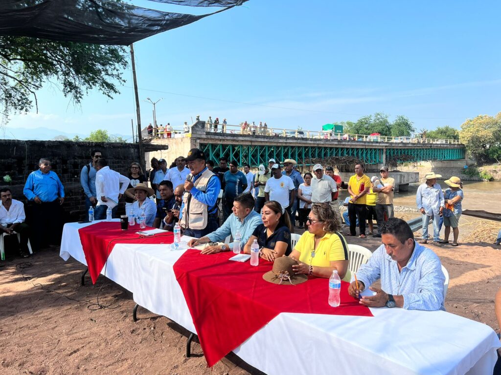 Logran acuerdos autoridades estatales, municipales y sociedad civil de Tierra Caliente, para activar tramos carreteros afectados por el huracán “Otis”