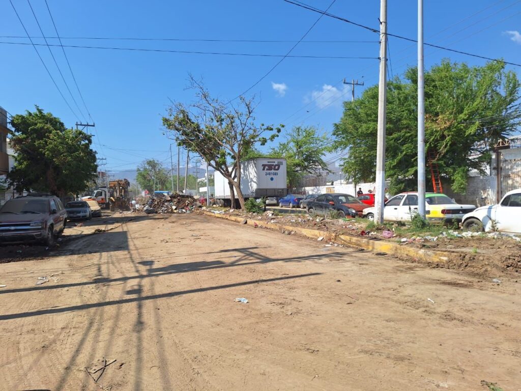 Personal de Obras Públicas Guerrero avanza en la apertura de las calles cercanas al Hospital de Renacimiento en Acapulco,