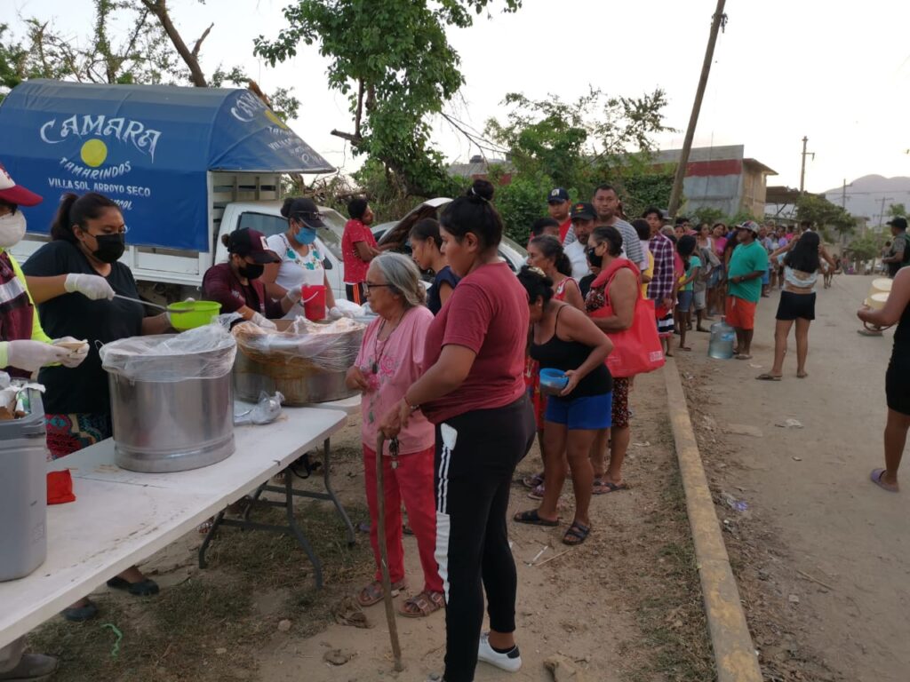 Personal del gobierno estatal continúa con la entrega de alimentos y agua de garrafón en el Hospital Donato G. Alarcón