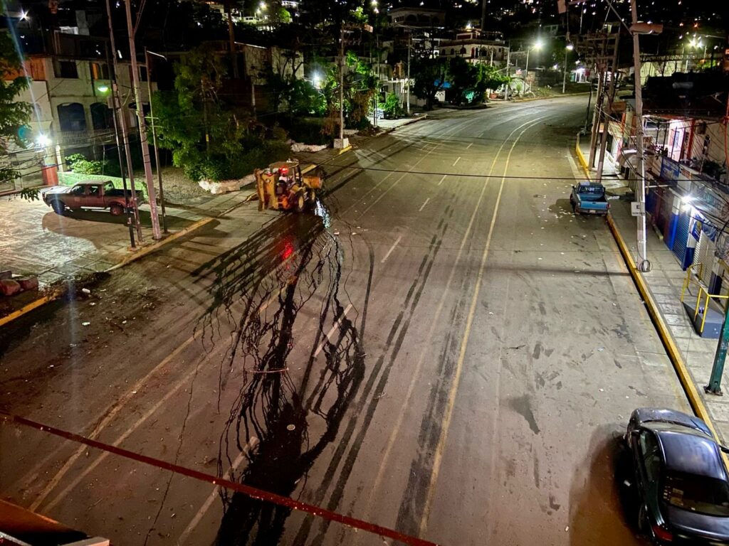 Personal del IGIFE realizó una jornada nocturna en la colonia Garita de Acapulco para el retiro de escombro y basura