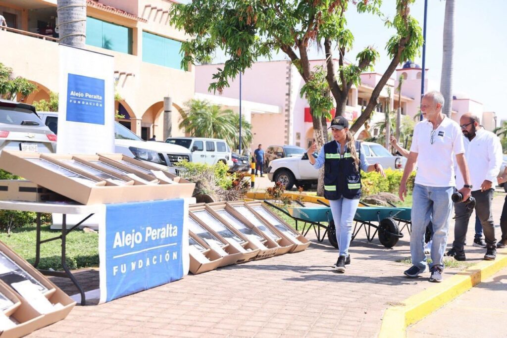 Recibe la gobernadora Evelyn Salgado donativo de IUSA y Fundación Alejo Peralta