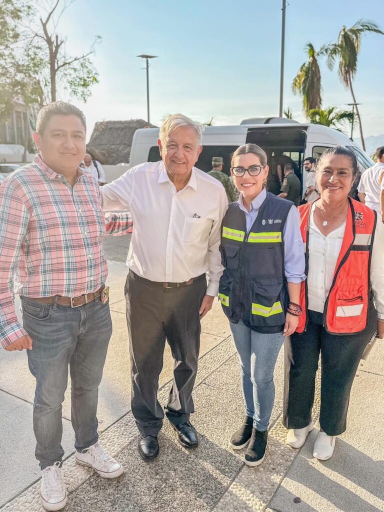 Se reúnen Evelyn Salgado y Andrés Manuel López Obrador en el Centro de Mando para la Atención de Efectos del Huracán “Otis”