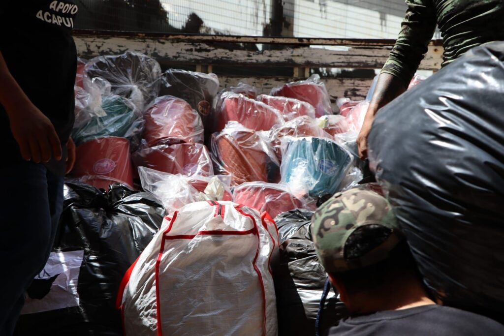En la Colonia Emiliano Zapata de Acapulco seguimos entregando despensas, kits de limpieza y agua