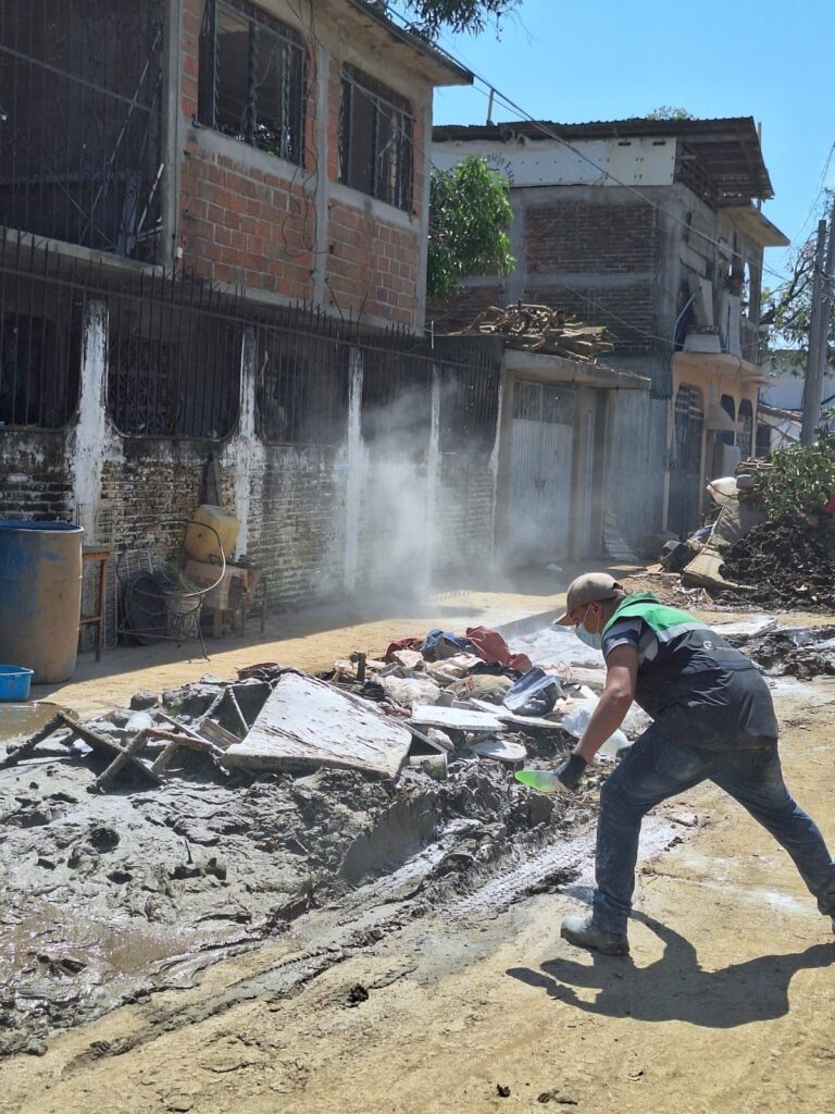 COPRISEG en Acapulco continúa realizando distribución y aplicación de cal en las colonias Renacimiento
