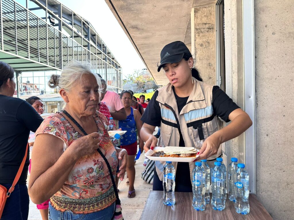 Cocina comunitaria instalada en la Escuela Técnica 152 en el Cayaco de Acapulco, continúa brindando servicios de alimentación y agua a las personas que habitan la zona