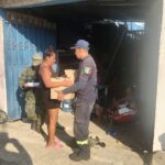 Personal de Protección Civil  Guerrero y SEDENA continúan entregando canastas básicas alimentarias en Acapulco