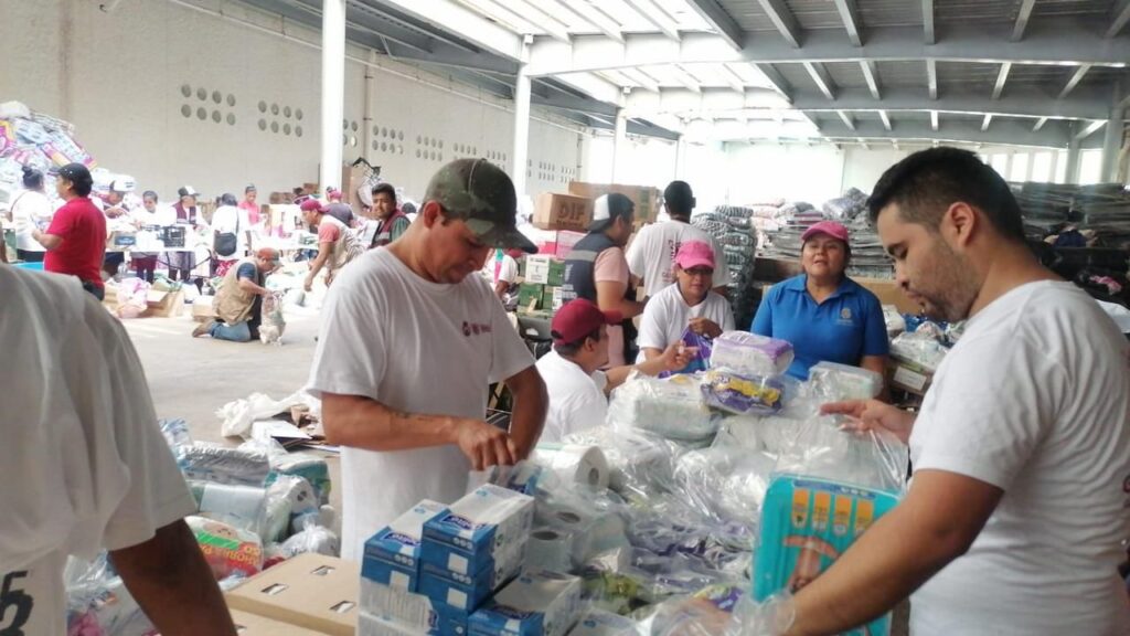 ISSSPEG, SEPLADER y voluntariado elaboran paquetes de víveres para familias afectadas por el huracán Otis