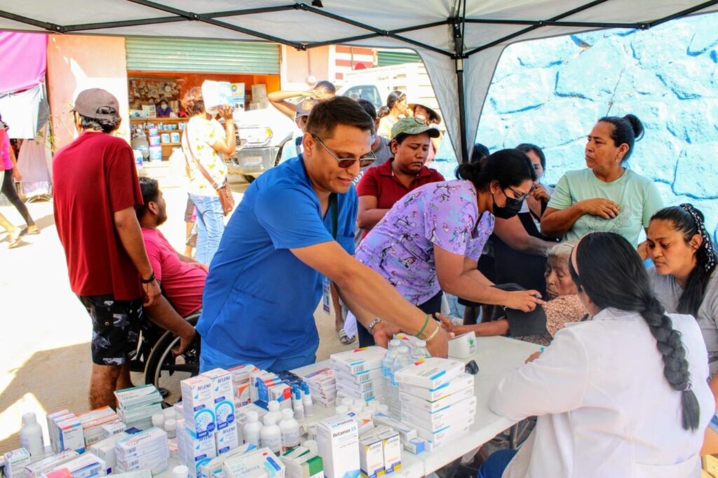 El gobierno federal y de #Guerrero brindan asistencia médica de primer nivel con 45 brigadas distribuidas a lo largo de Acapulco