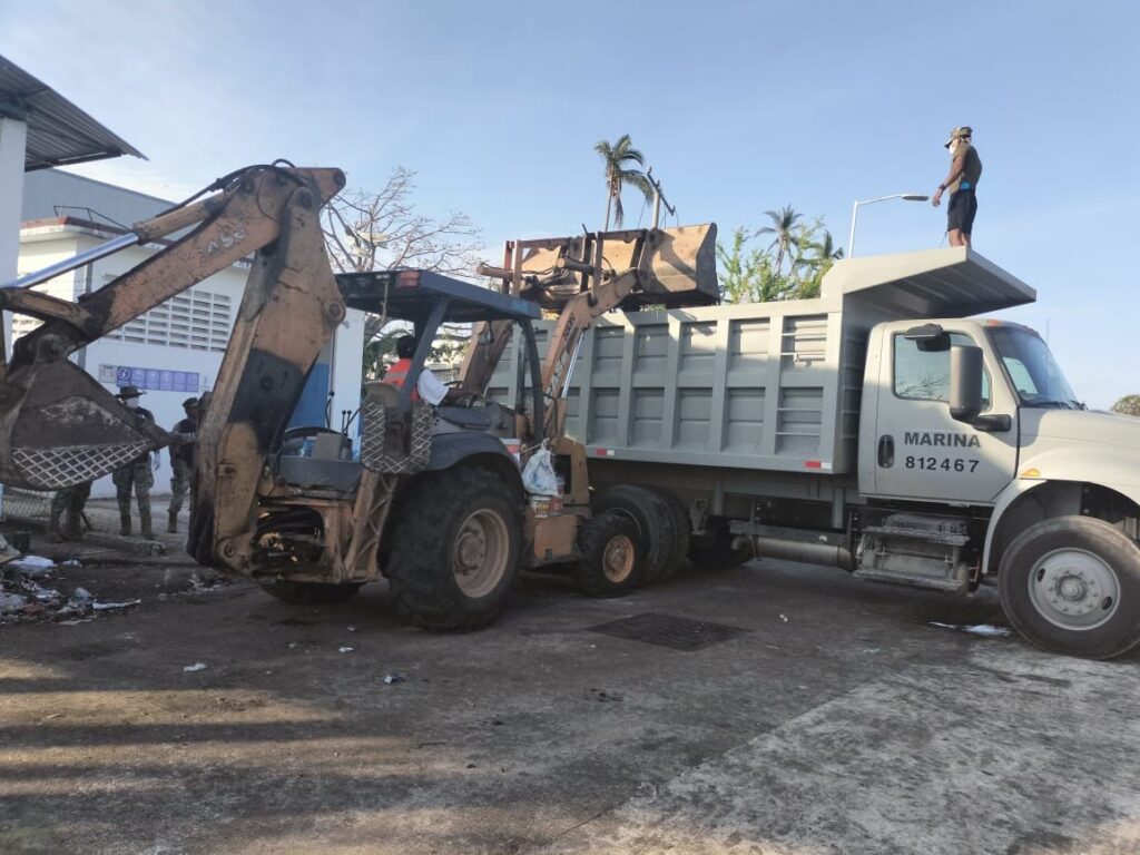 Continúan las labores de recolección de residuos en la Colonia Renacimiento de Acapulco