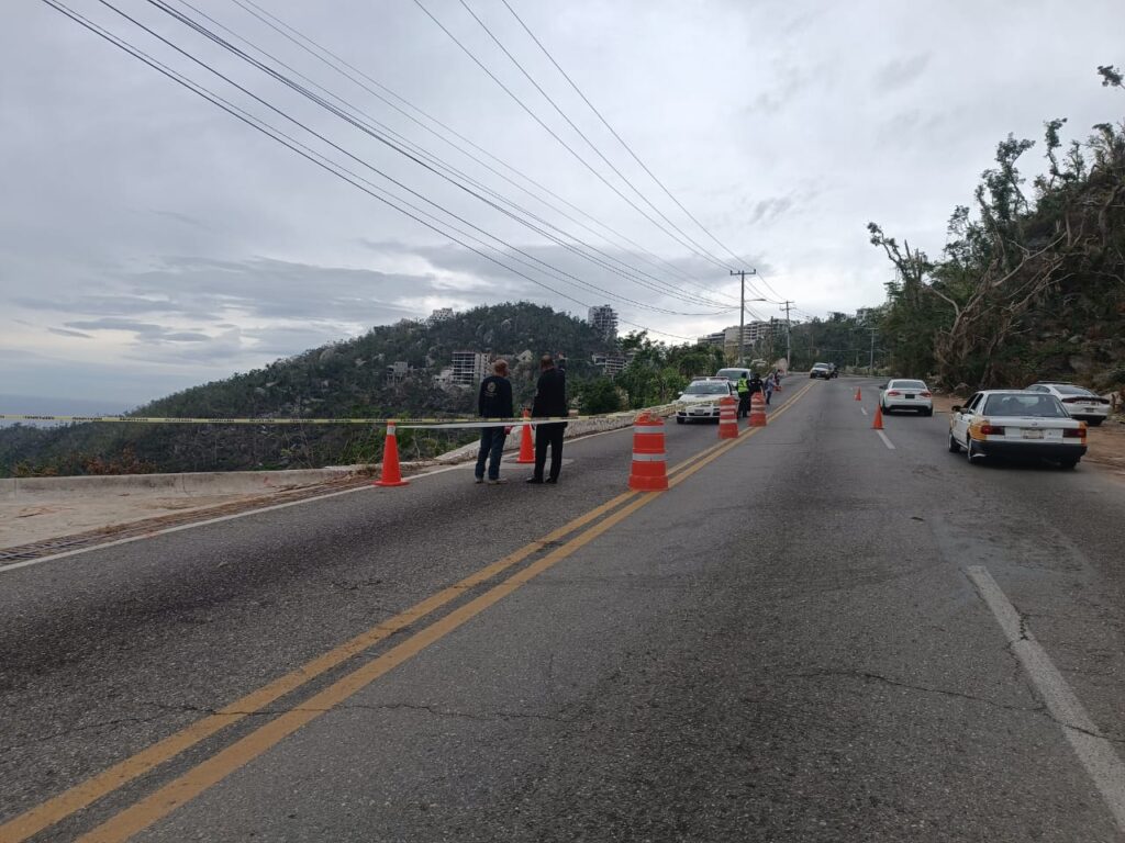Gobierno de Guerrero atiende dos derrumbes en avenida Escénica de Acapulco