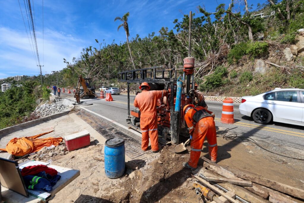 Continúa Cicaeg atendiendo el socavón en la Escénica en Acapulco