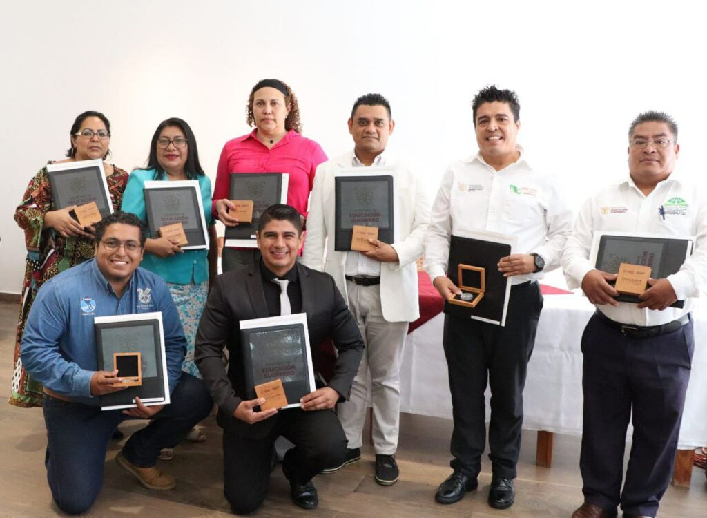 Reconoce SEG a 11 docentes de media superior por práctica educativa