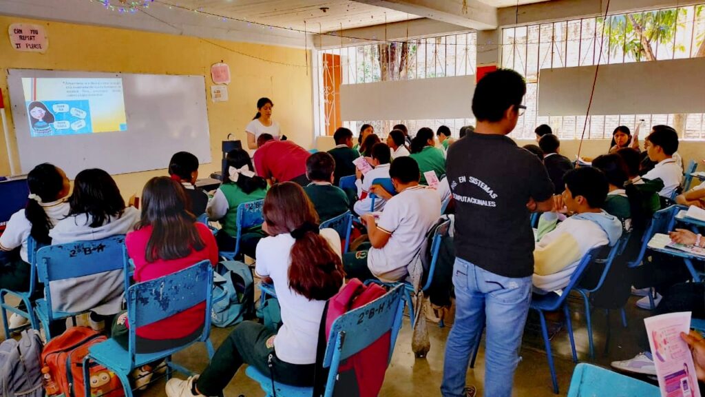 La SEMUJER realizó talleres para los jóvenes sobre prevención de la violencia, en Tlapa