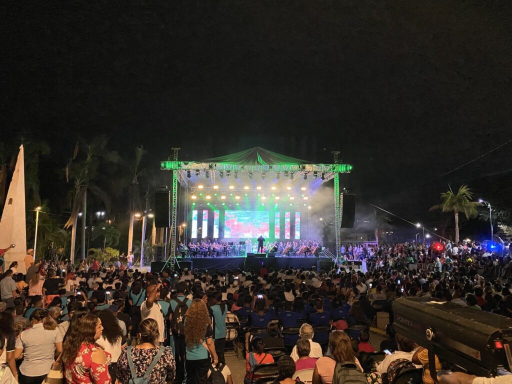 Familias acapulqueñas y turistas celebran el amor por Acapulco con la OFA
