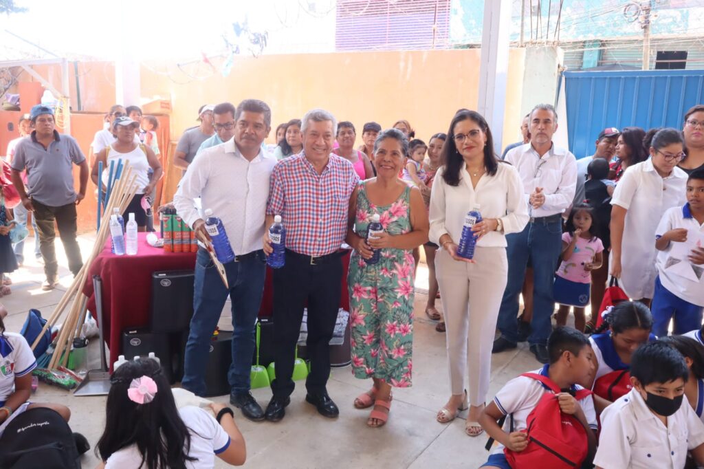 Inauguran aula de medios y entregan apoyos a primarias de Acapulco