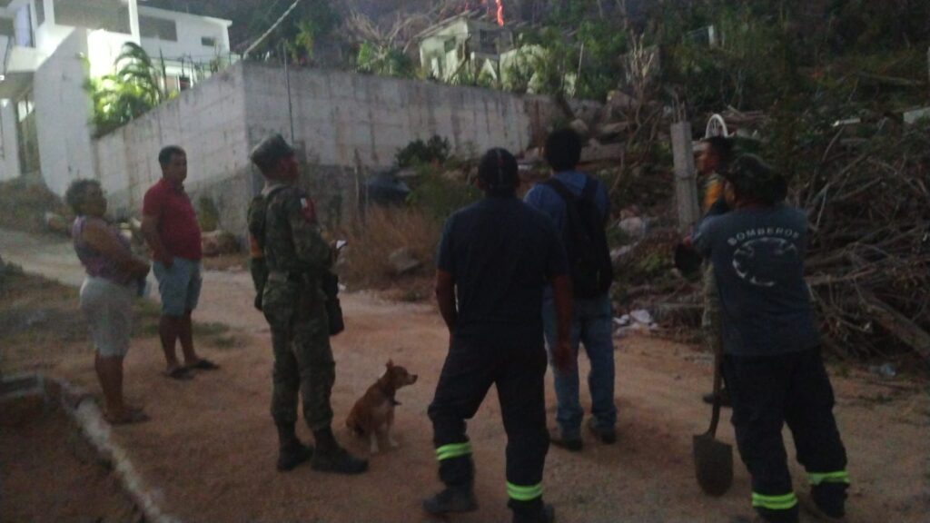 Gobierno de Guerrero trabaja para sofocar incendio forestal en Acapulco