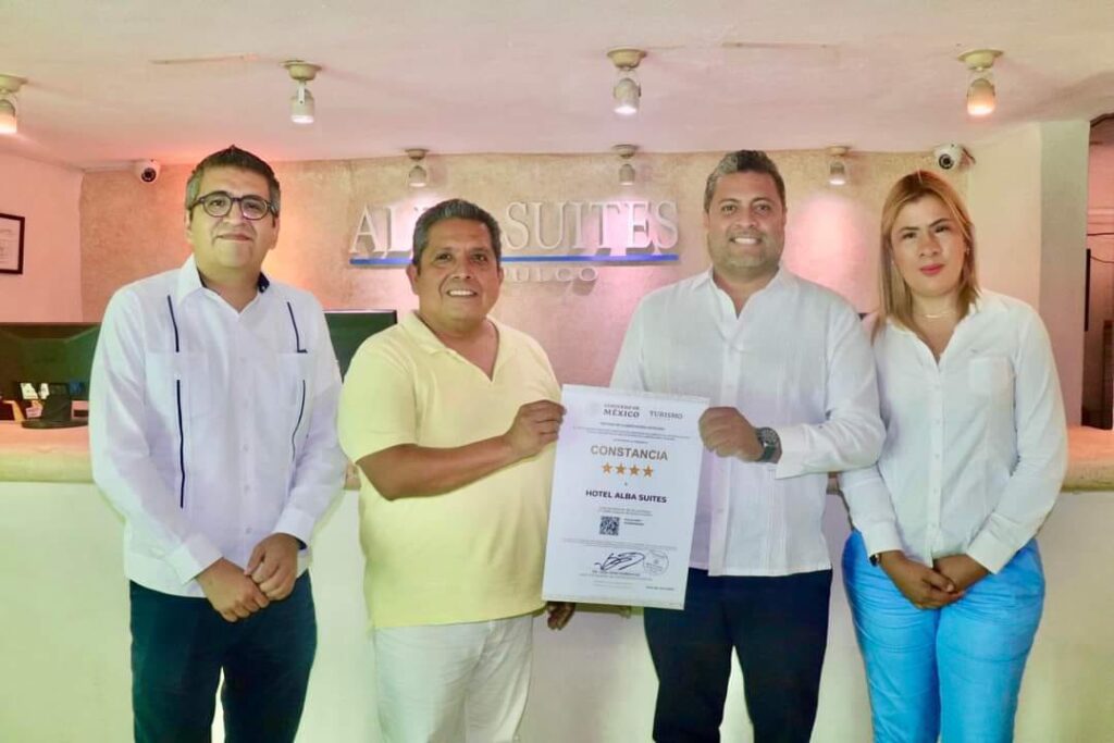 El secretario de Turismo de Guerrero, Santos Ramírez Cuevas, entregó la Constancia de Clasificación Hotelera