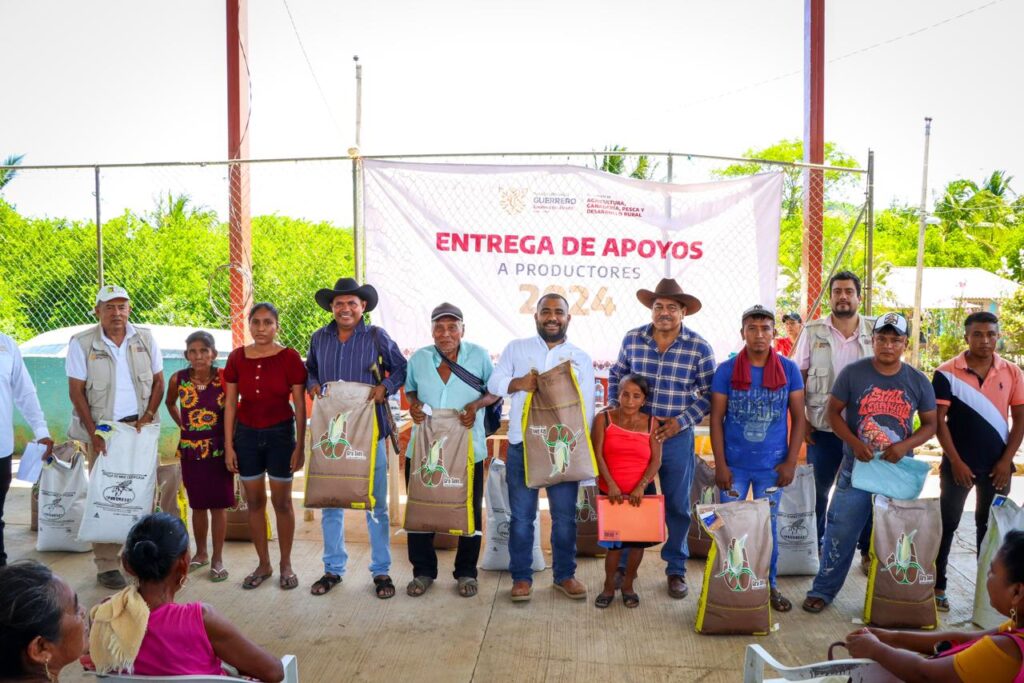 Entrega SAGADEGRO apoyo a productores afectados por el huracán Otis en Cacahuatepec