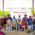 Entrega SAGADEGRO apoyo a productores afectados por el huracán Otis en Cacahuatepec