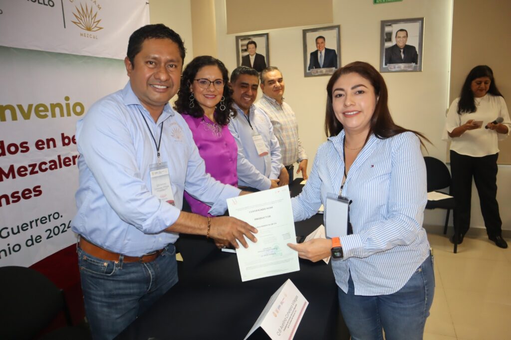 FIRMA SEFODECO Y COMERCAN CONVENIO PARA IMPULSAR LA CERTIFICACIÓN DE LA CALIDAD DEL MEZCAL GUERRERENSE
