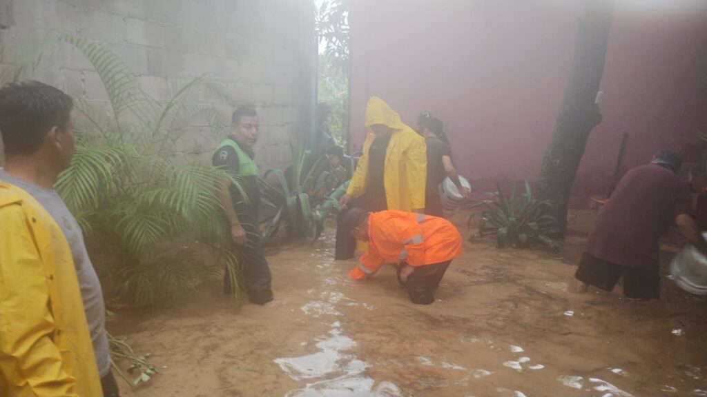 SGIRPCGRO ATIENDE AFECTACIONES POR LLUVIAS EN TLAPA Y JUAN R. ESCUDERO