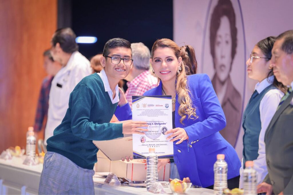 Asiste Evelyn Salgado a ceremonia de clausura de la emblemática ESFAID de Chilpancingo
