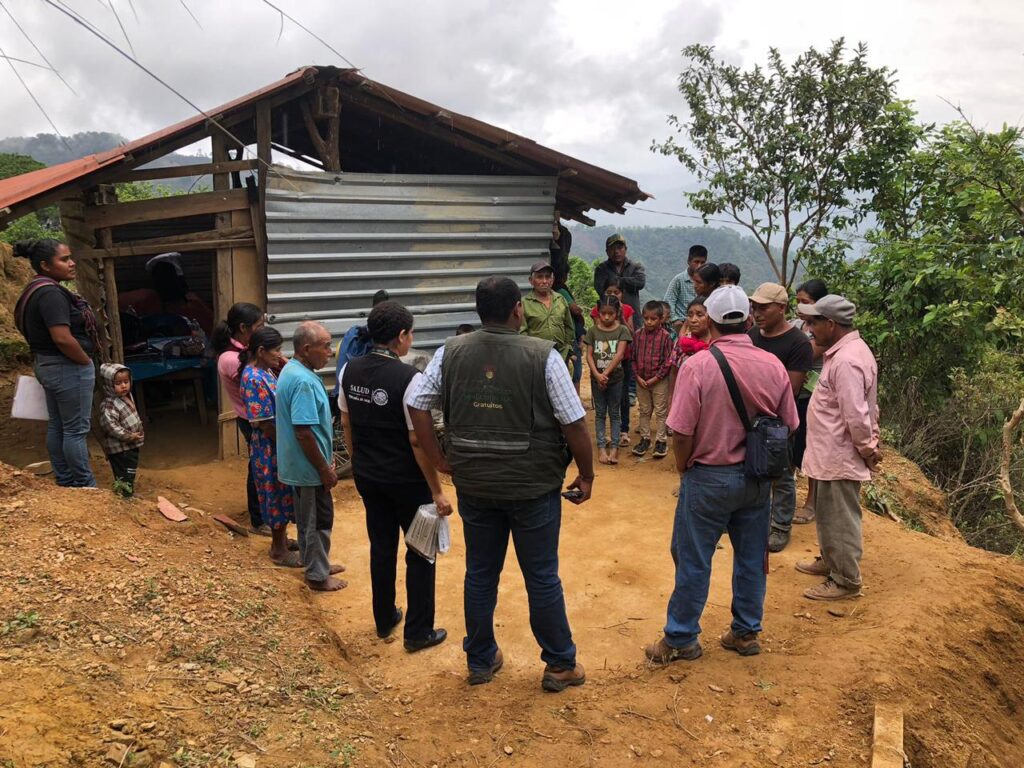 Atiende la SSG a 8 familias de Filo de Yolotepec, desplazadas de Ayutla  Chilpancingo, Gro., 10 de julio de 2024.- La Secretaría de Salud Guerrero (SSG) brindó atención médica a 8 familias de la comunidad de Filo de Yolotepec, municipio de Ayutla, con la finalidad de mejorar su salud y bienestar.  En atención a las indicaciones de la gobernadora, Evelyn Salgado Pineda, y de la secretaria de Salud, Aidé Ibarez Castro, este miércoles, una brigada médica visitó Filo de Yolotepec, donde constató que viven 8 familias cuyos integrantes suman 22 hombre y 17 mujeres, 39 personas en total.  Ahí, personal de la SSG realizó la distribución de 5 Cartillas Nacionales de Salud a niños de 0 a 9 años; aplicó 8 vacunas contra el SRP y 6 hexavalente a niños de 0 a 9 años; aplicó un método de planificación; impartió dos talleres sobre infecciones respiratorias agudas y enfermedad diarreica aguda; entregó 11 dosis de albendazol a  niños de 0 a 9 años; brindó 22 consultas médicas con resultados: 8 sanos, 9 infecciones respiratorias agudas, 3 lumbalgia aguda, 1 colitis, 1 enfermedad diarreica agua y 1 impétigo.  De acuerdo con el Centro de Derechos Humanos de la Montaña “Tlachinollan”, citado en notas periodísticas, las familias salieron de Santiago Yolotepec en el 2018 porque 10 niños tuvieron problemas con sus documentos escolares, un año después 20 familias se fueron de la comunidad y formaron Filo de Yolotepec, pero al ser desplazados la Casa de los Pueblos de Ayutla les niega el acceso a servicio médico, si no pasan antes por el Centro de Salud de su comunidad, el cual no tienen.