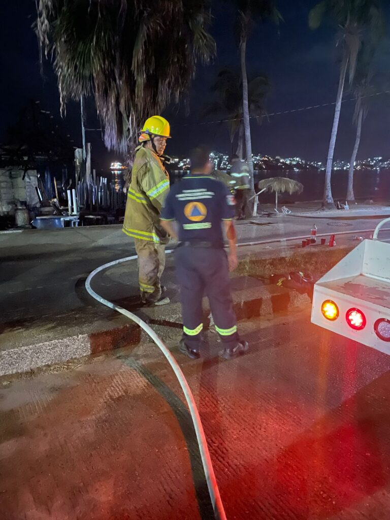 BOMBEROS DE LA SGIRPCGRO SOFOCAN INCENDIO EN ESTABLECIMIENTO COMERCIAL DE ACAPULCO