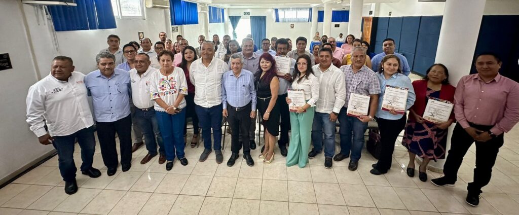 Entrega el titular de la SEG  27 plazas de Promoción Vertical