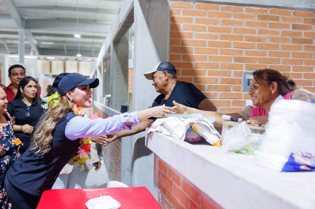 Inaugura la gobernadora Evelyn Salgado el Mercado de la Vacacional