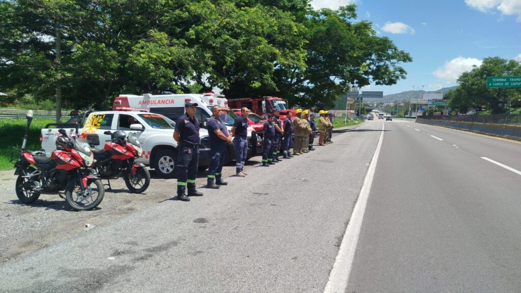 Personal operativo de la Secretaría de Gestión Integral de Riesgos y Protección Civil se mantiene atento en el puesto de auxilio ubicado en el punto conocido como el Parador del Marqués.