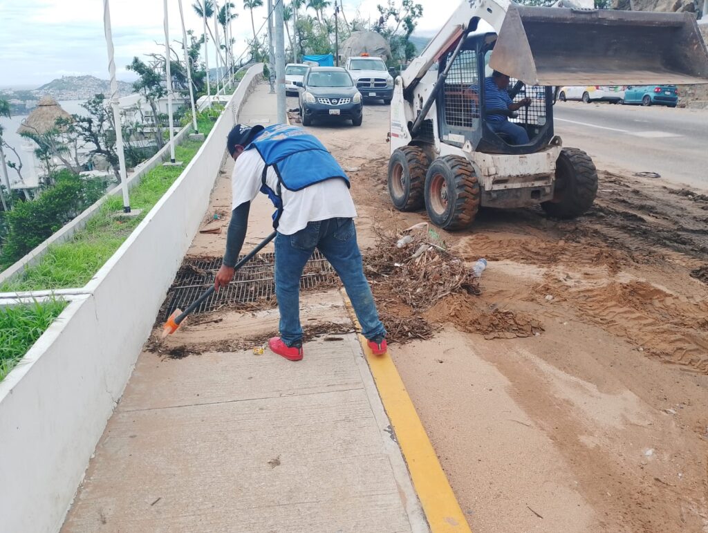Realiza Cicaeg en Acapulco demolición de rocas de gran tamaño y limpieza de cunetas