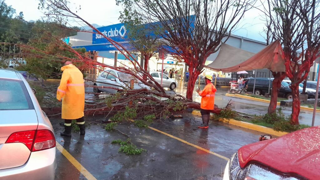 SGIRPCGRO atiende incidencias generadas por tormenta local en Chilpancingo