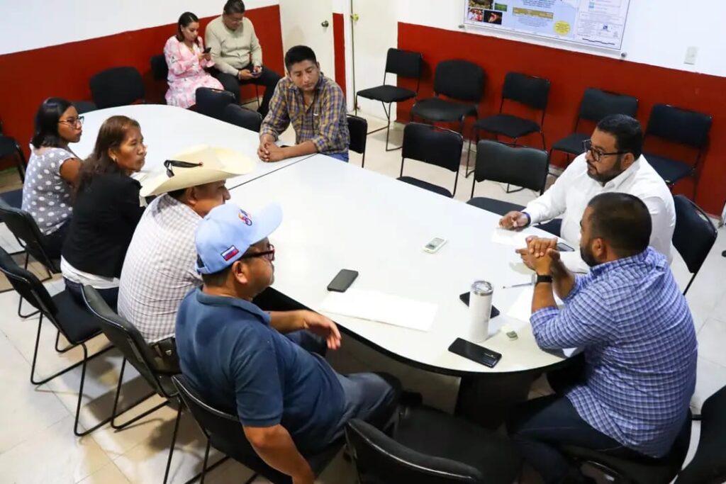 El secretario de Agricultura, Ganadería, Pesca y Desarrollo Rural y el subsecretario de Desarrollo Político y Social del gobierno del estado se reunieron con integrantes de Antorcha Campesina