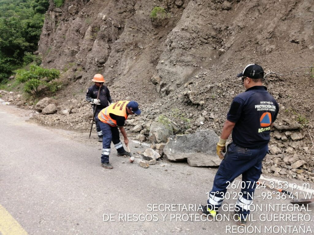 La Secretaría de Gestión Integral de Riesgos y Protección Civil en la región Montaña, realizan un recorrido por las principales carreteras que comunican a la ciudad de Tlapa