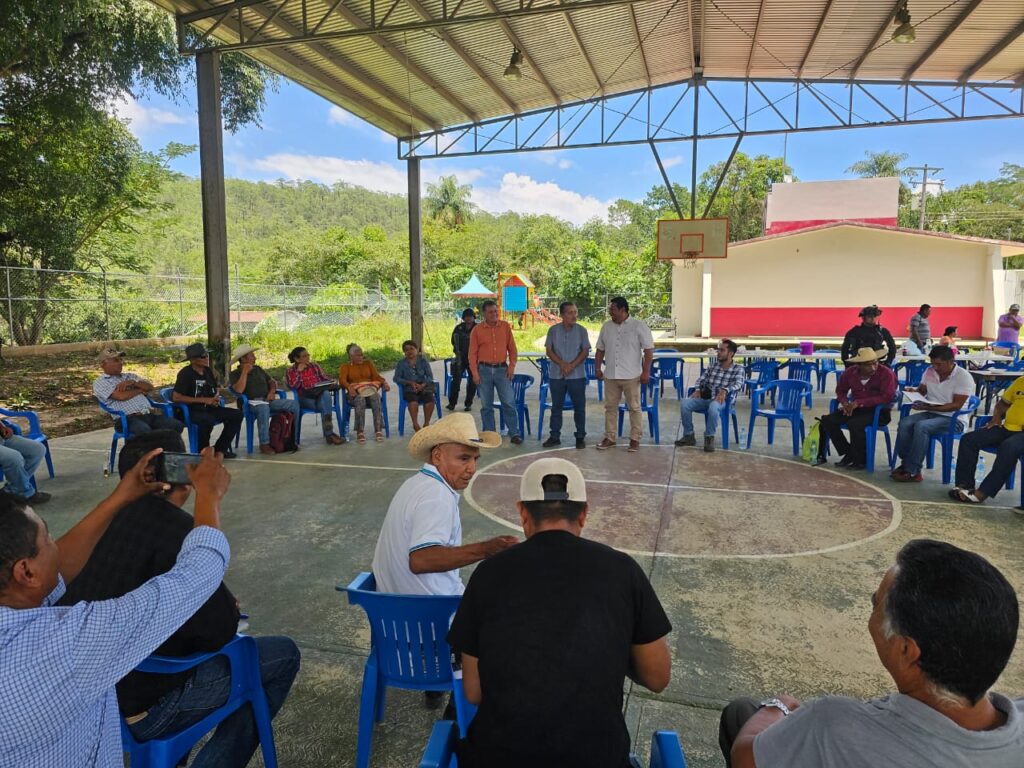 Atiende Evelyn Salgado a pobladores de la Sierra de Guerrero