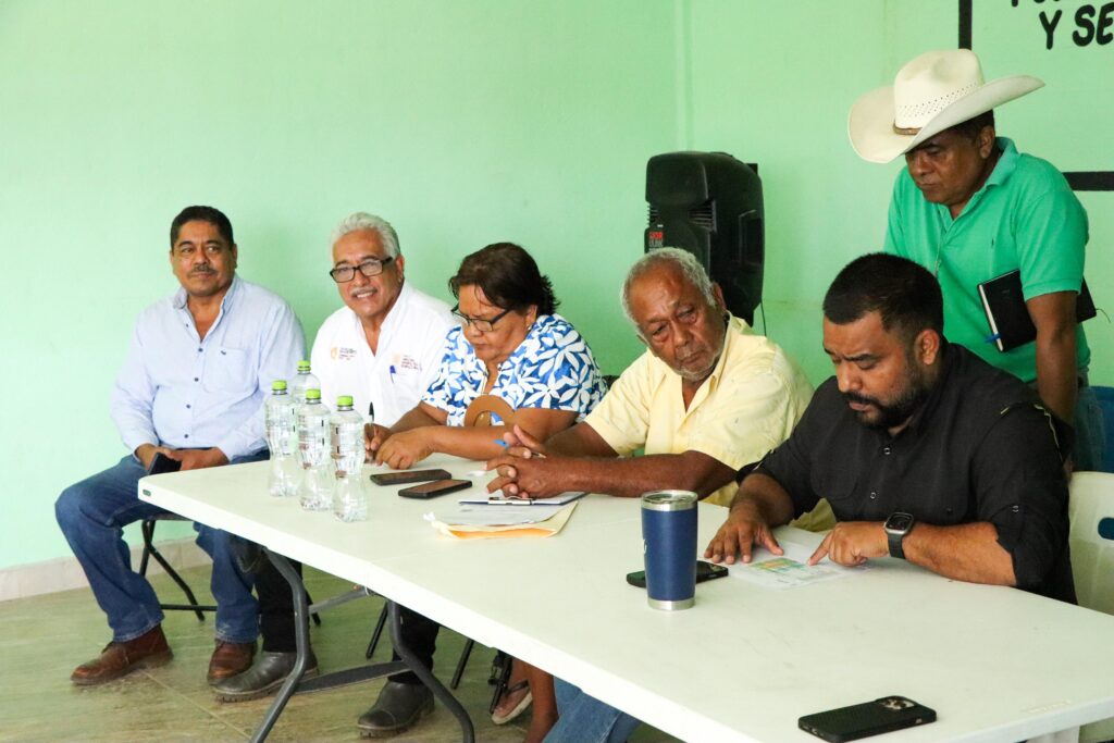 Atiende titular de Sagadegro, Alejandro Zepeda a pescadores y agricultores de Tres Palos 