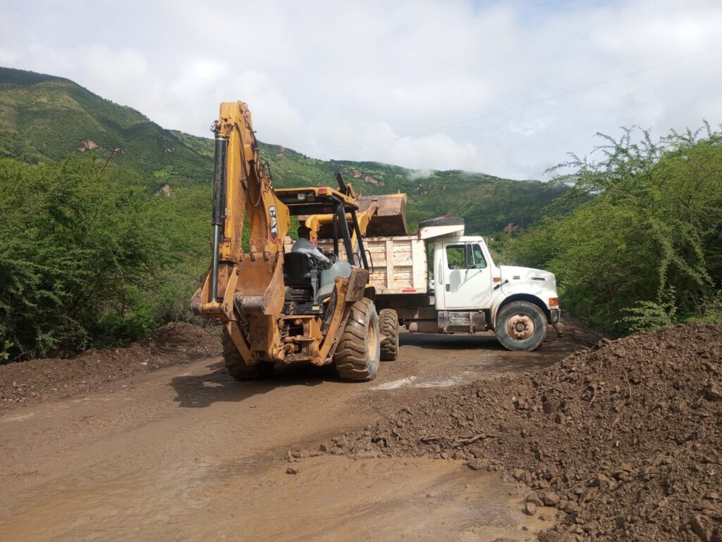 Instruye Evelyn Salgado brindar atención a carreteras afectadas por lluvias en la Montaña