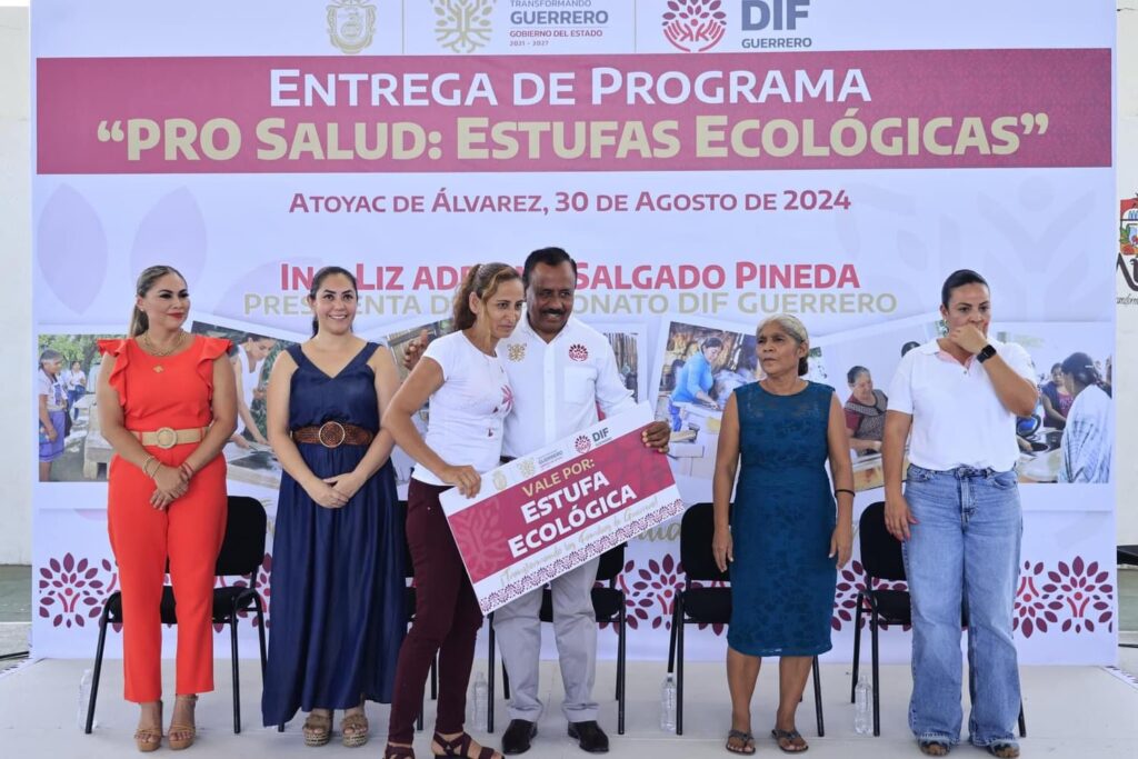 La gobernadora Evelyn Salgado promueve la salud mediante la entrega estufas ecológicas en la Costa Grande