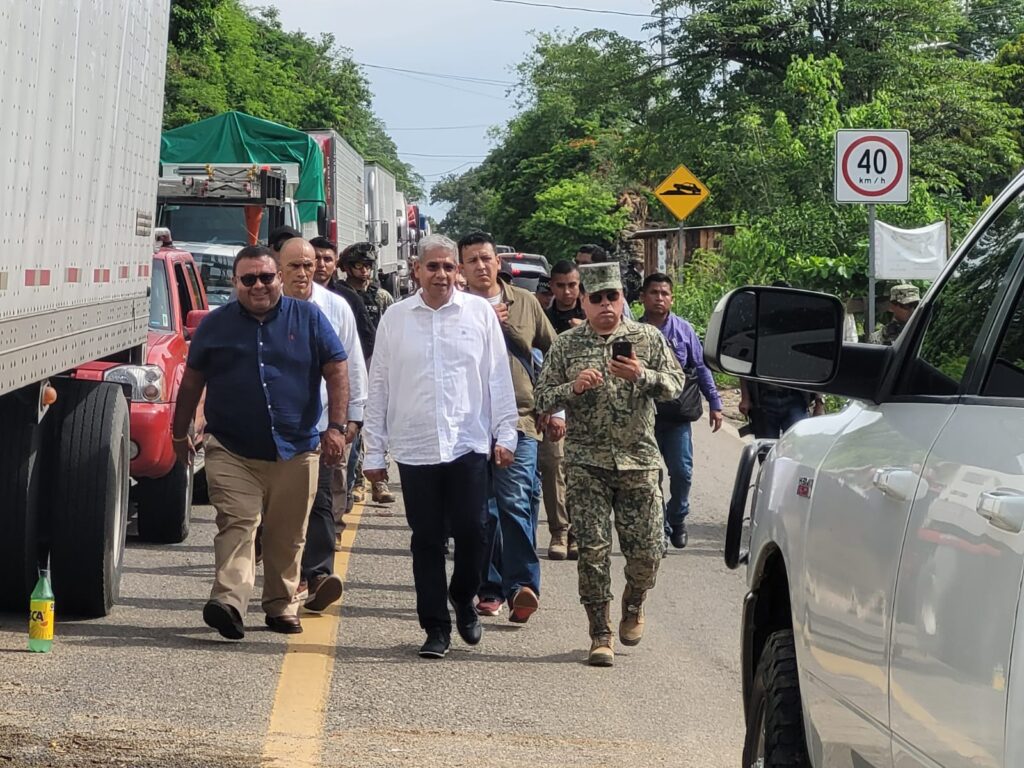 La Mesa Estatal de Coordinación para la Construcción de la Paz arribaron esta tarde a la localidad de Coyuquilla