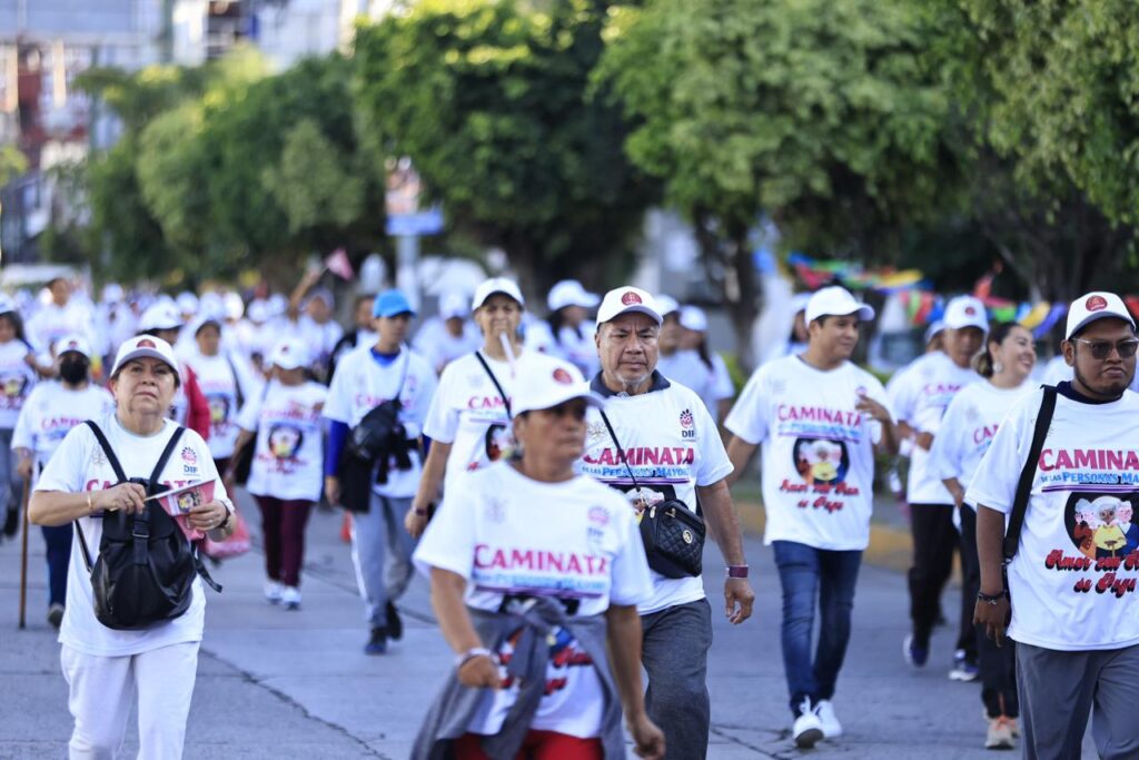 Promueve Evelyn Salgado actividad física en personas mayores con caminata “Amor Con Amor se Paga” en Chilpancingo